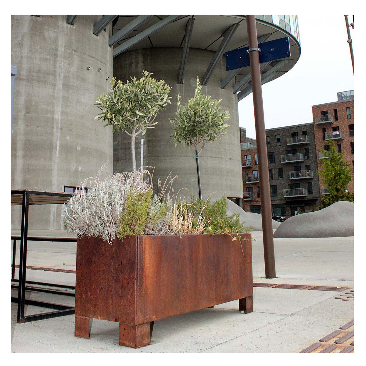 Land Modern Plantekasse i Corten med Ben - 60 cm