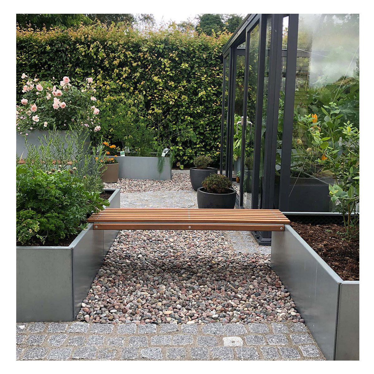 Land Modern Bænk i Mahogni med Corten Detaljer