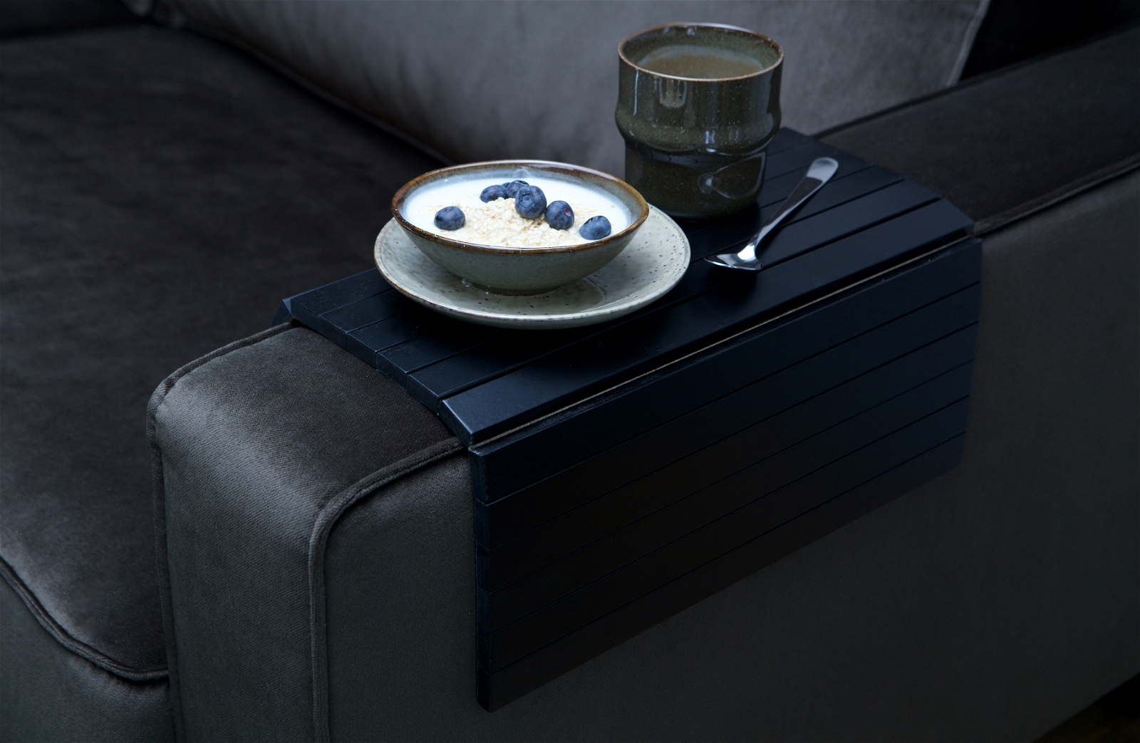 Elegant Armlænsbakke i Sort Birketræ fra Woood - Praktisk Design
