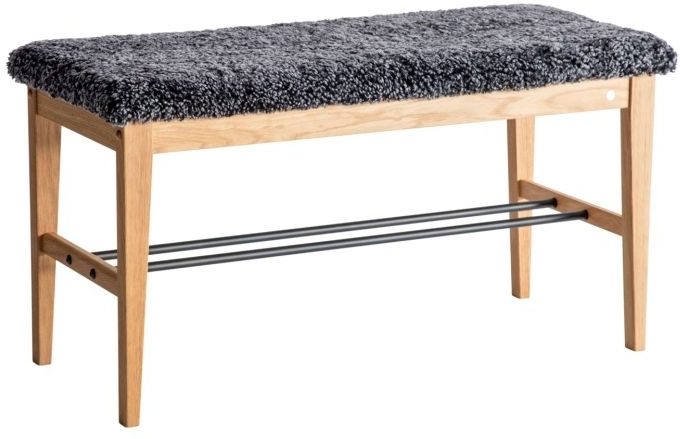 Elegant Cora Bænk i Olieret Eg med Fåreskind og Stålramme