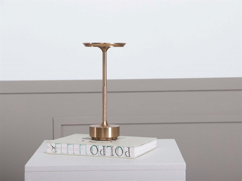 Genopladelig Bordlampe Ava med Guldfinish – Luksusdesign
