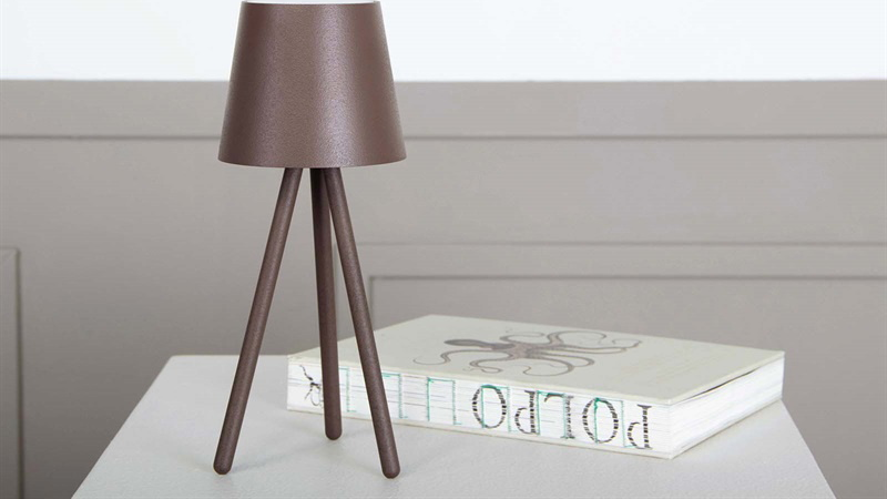 Elegant rustfarvet bordlampe fra House Of Sander