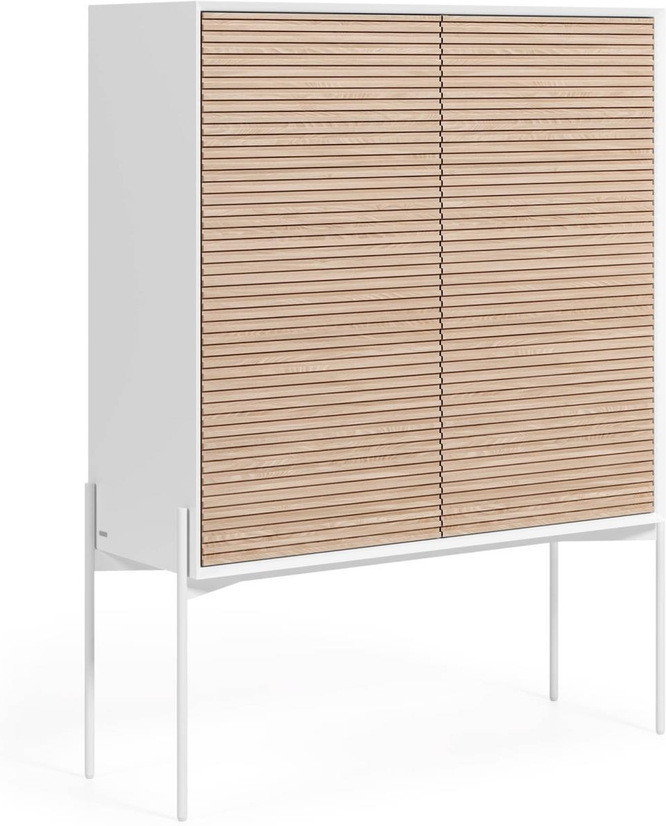 Highboard Kave Home Marielle Højt Skab   Hvidt Askefiner Og Jernben    Justerbare Hylder  Trykåbning  Nordisk Design
