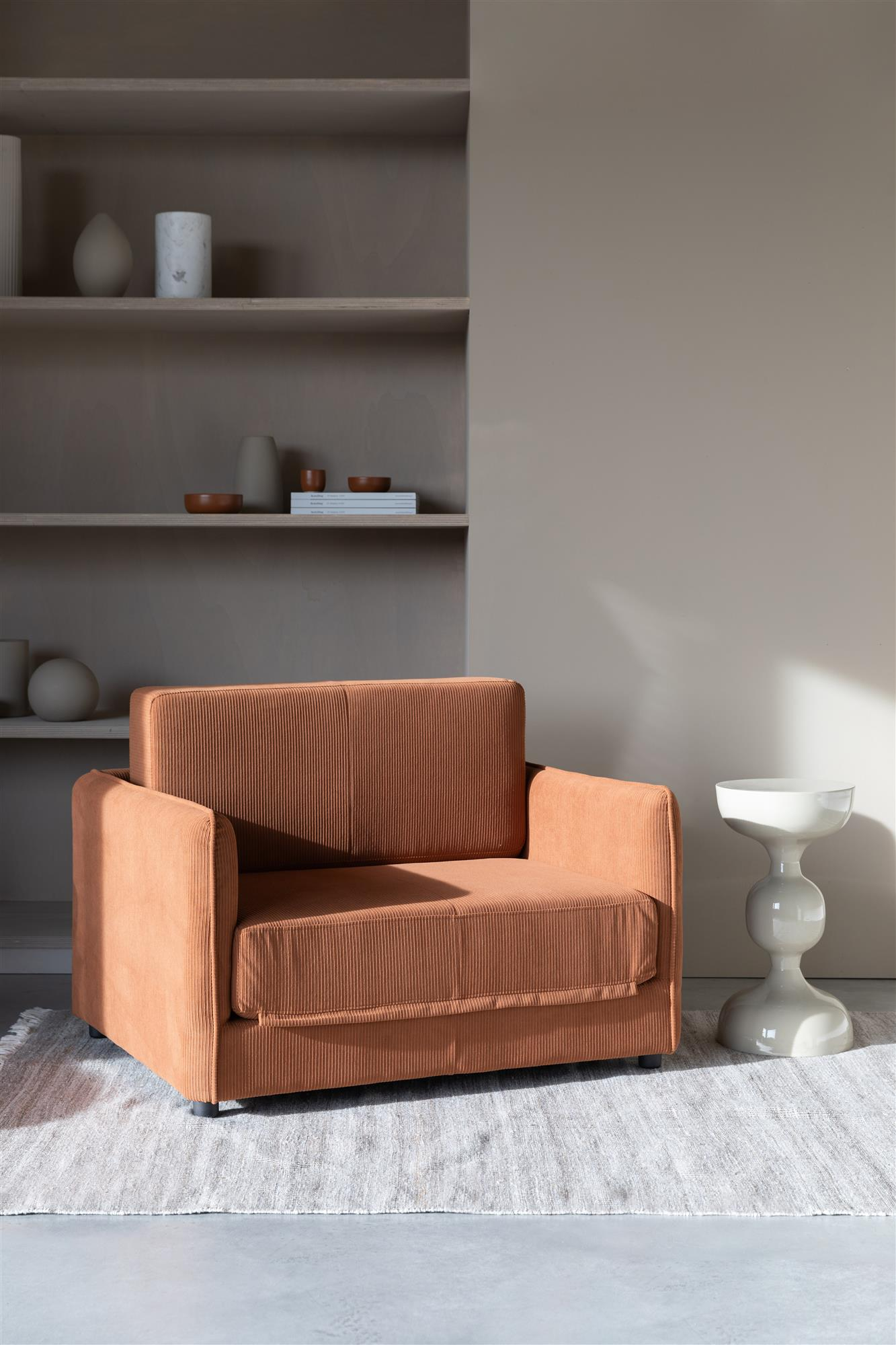 Elegant Rundt Mudderbrunt Sidebord fra Studio White