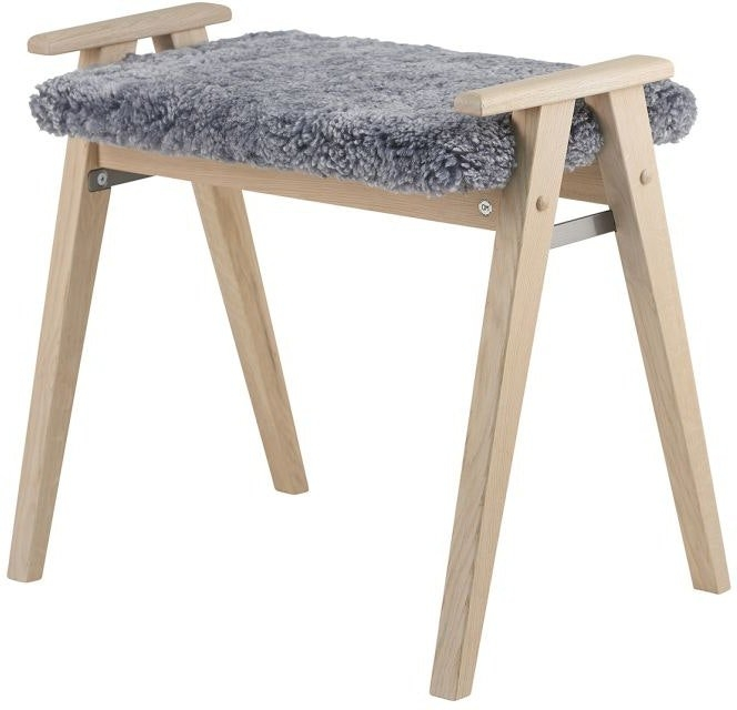 Elegant skammel i hvidolieret egetræ med fåreskind