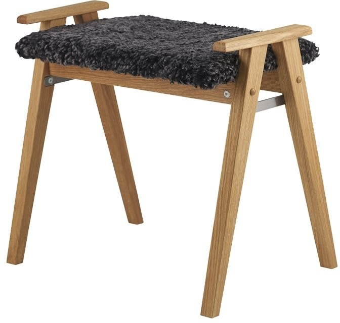 Elegant skammel i olieret egetræ med fåreskind - Alme