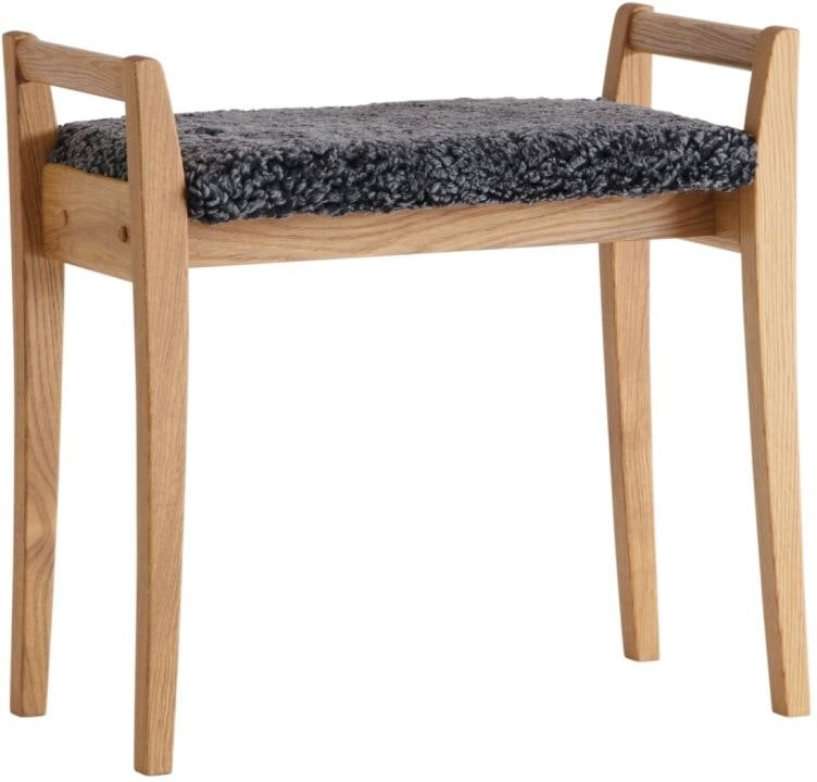 Elegant skammel i lakeret egetræ med fåreskind - tilbud!