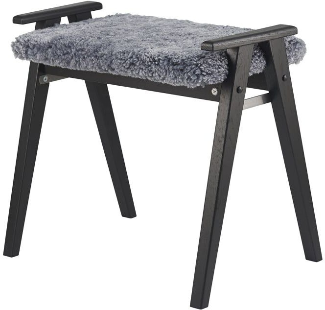 Elegant skammel i sortbejdset egetræ med fåreskind