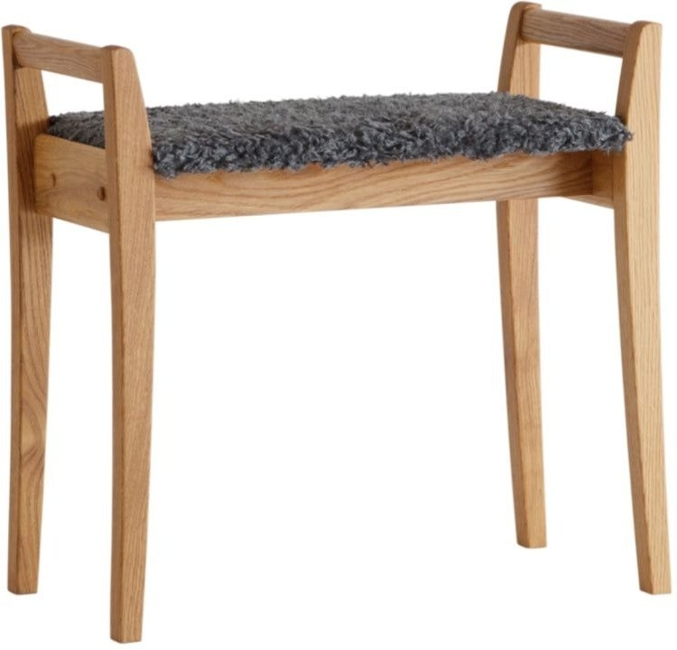 Elegant skammel i olieret egetræ med fåreskindseffekt