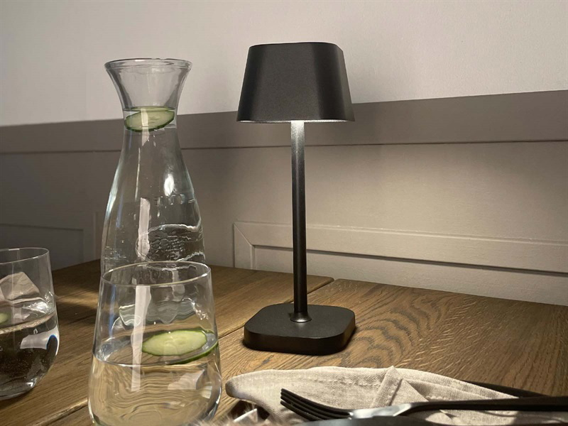 Elegant skrivebordslampe Isa i sort aluminium fra House Of Sander