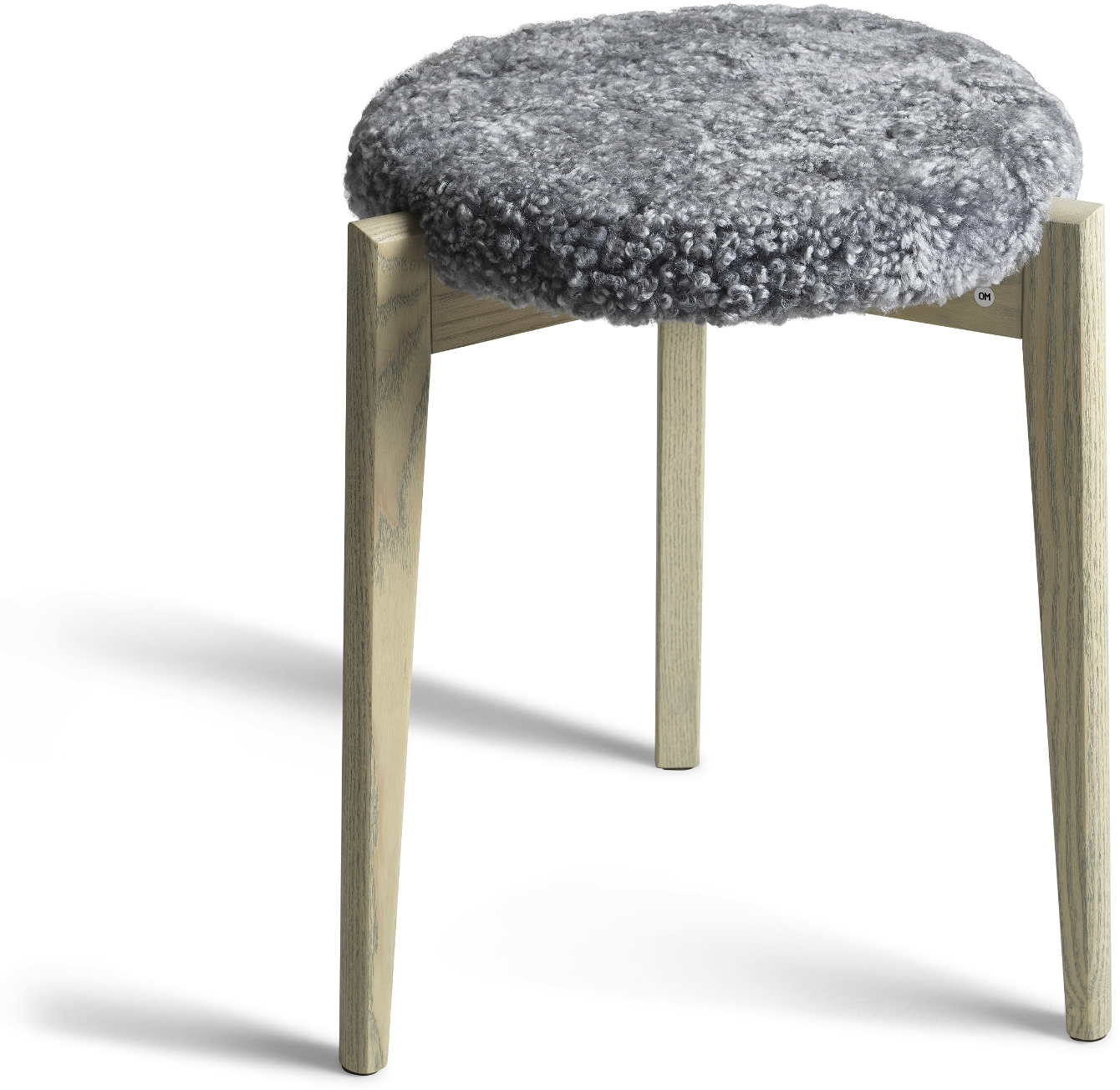 Taburet Vinz Oscarssons Möbel Med Lysegråt Fåreskind Og Gråolieret Ask ø37 5x45 Cm